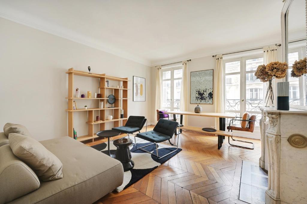 un salon avec un canapé et une table dans l'établissement Spacieux 2P à Paris, rue Jouffroy d'Abbans proche Arc de Triomphe, à Paris