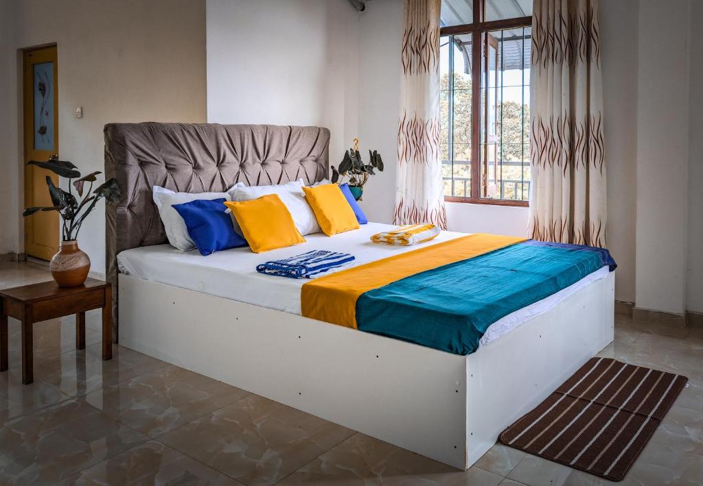 Postel nebo postele na pokoji v ubytování Kandy Eagle Villa