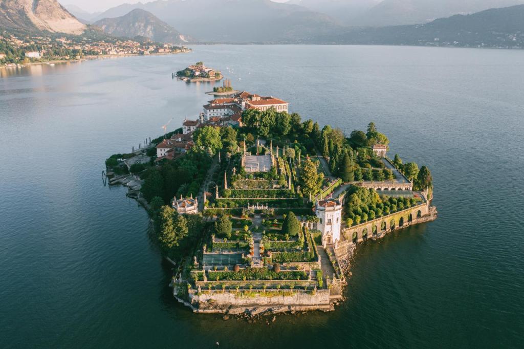 eine Insel inmitten eines Gewässers in der Unterkunft Family Apartment Vista Lago in Stresa