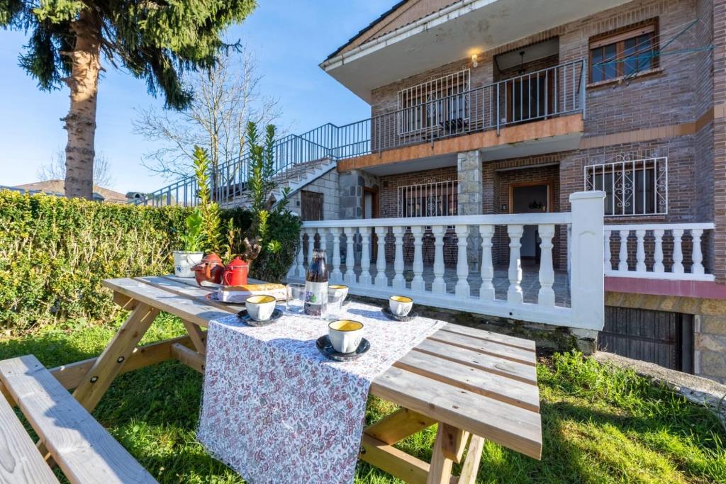 einem Picknicktisch vor einem Haus in der Unterkunft Casa Villa Maria in Canales