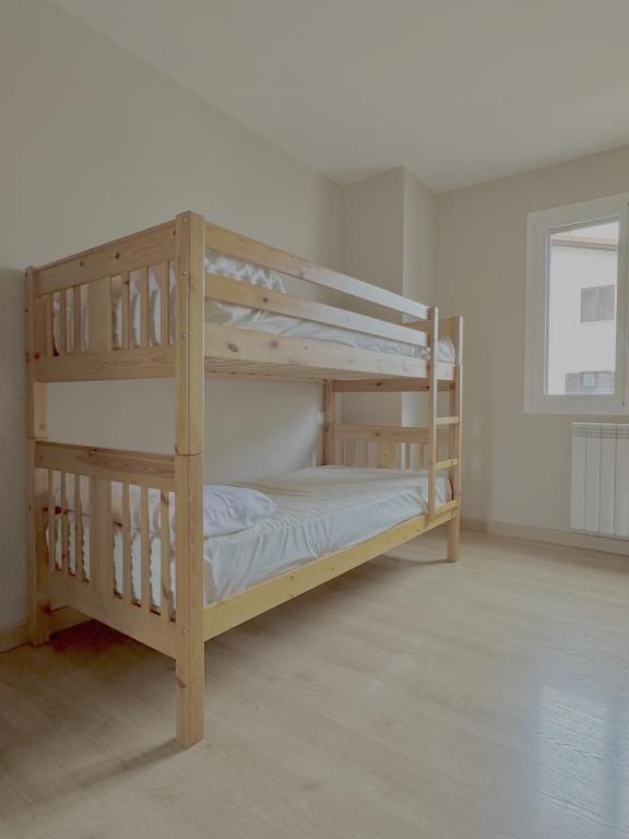 Postel nebo postele na pokoji v ubytování Albergue San Nicolás, Larrasoaña