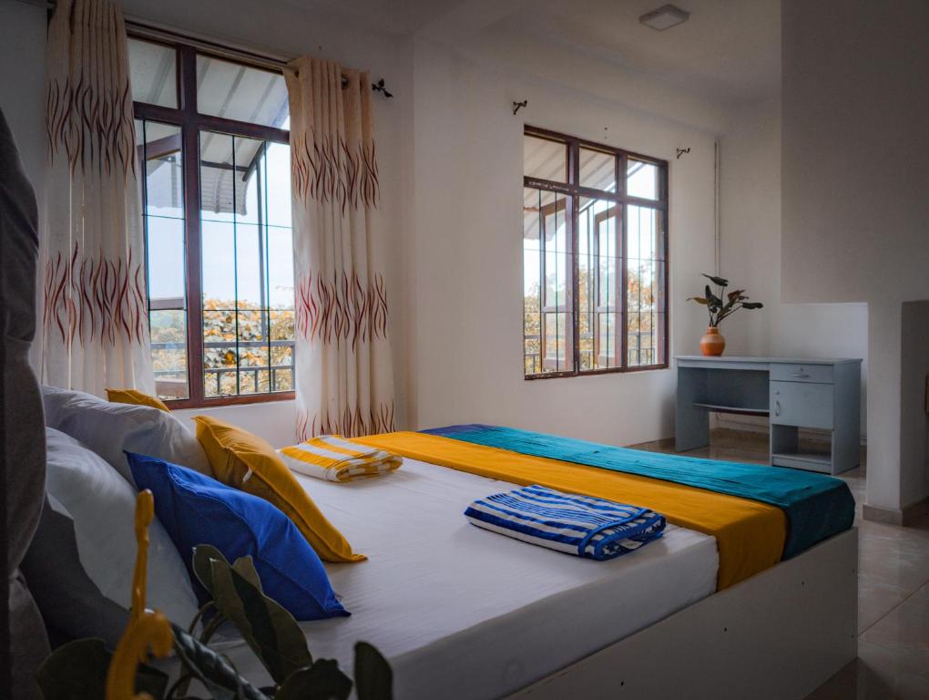 Postel nebo postele na pokoji v ubytování Kandy Eagle Villa