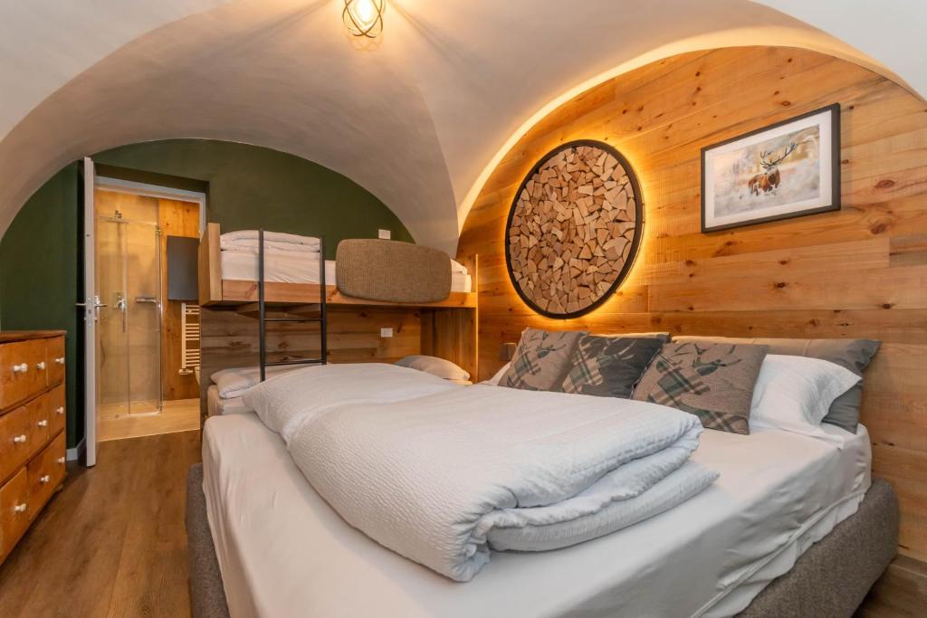 un dormitorio con una cama en una habitación en Casa Te Volto, en Moena