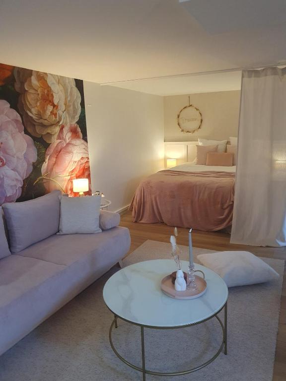 un salon avec un lit, un canapé et une table dans l'établissement Studio SUZANNE à 2 pas de la plage, à Saint-Gilles-Croix-de-Vie