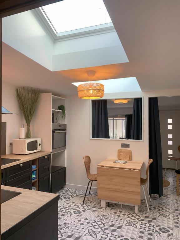 une cuisine avec un plafond et une lucarne dans l'établissement Centre-Ville Parking Gratuit Proche Aéroport, à Beauvais