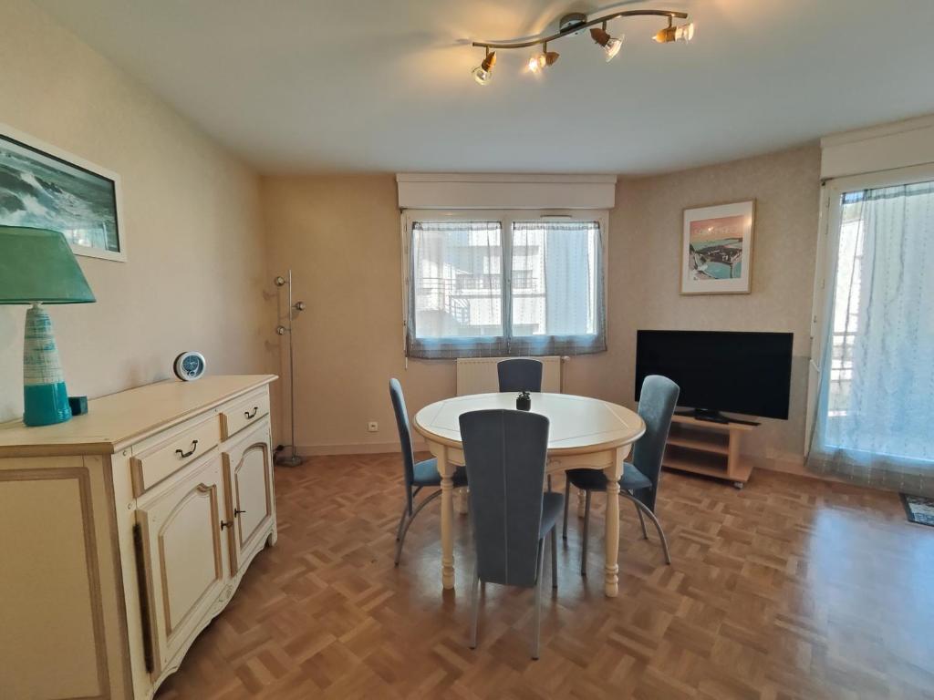 une salle à manger avec une table et des chaises et une télévision dans l'établissement Chez Jeanjean, à Saint-Malo