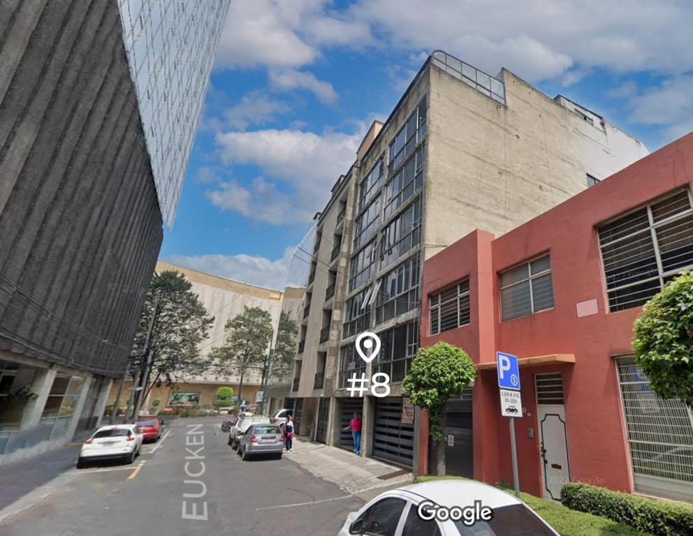 メキシコシティにあるCabina Dormitorio Polanco MP 1の車が建物の前に停まった街道
