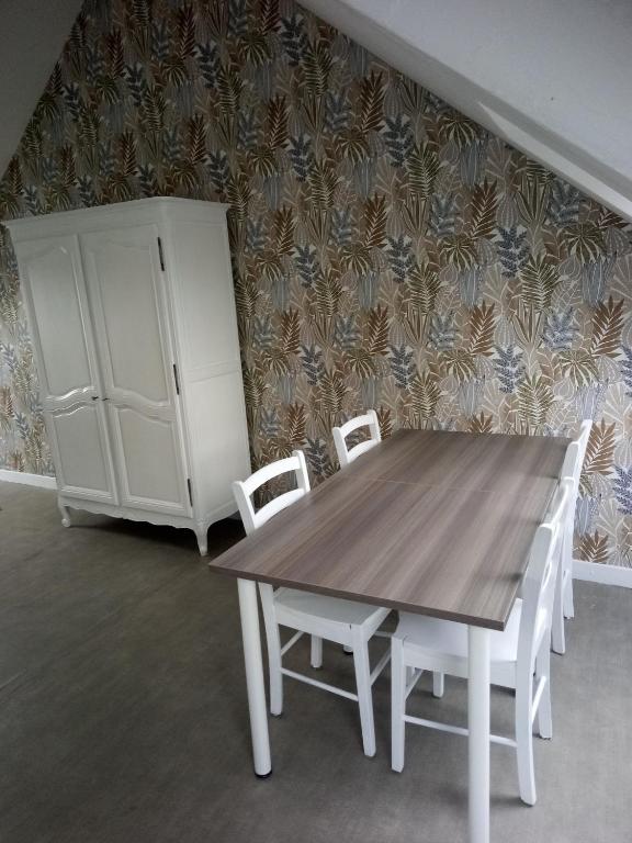 une salle à manger avec une table, des chaises et une armoire dans l'établissement STUDIO MEUBLE professionnel Fruges, à Fruges