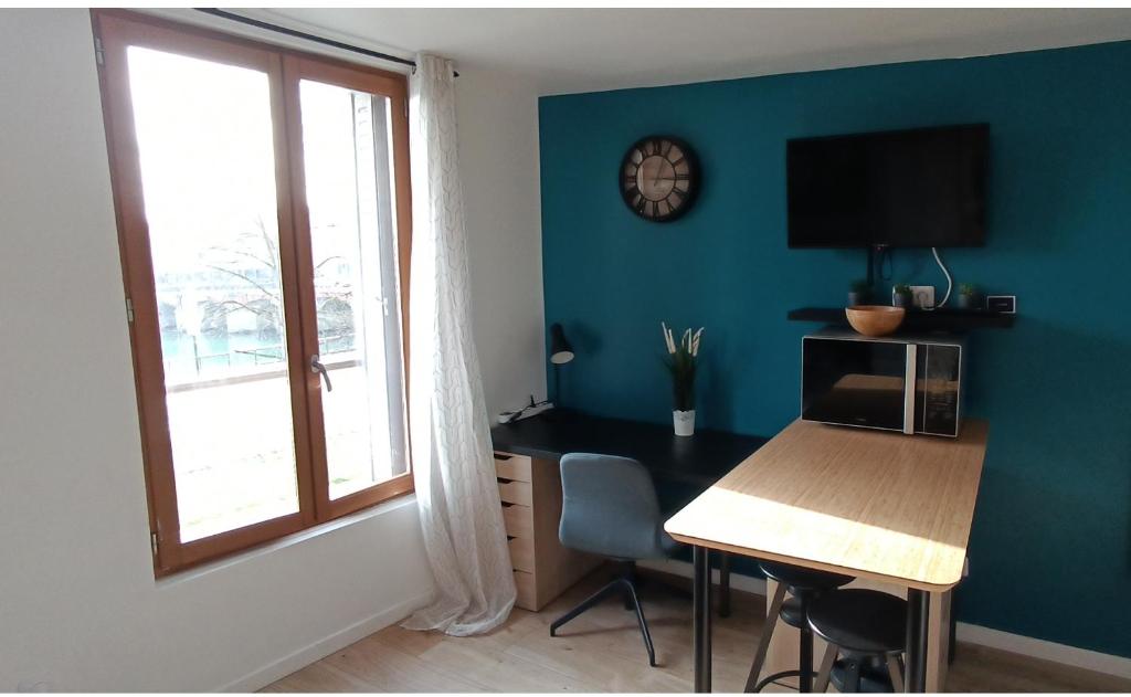 TV a/nebo společenská místnost v ubytování La Marne