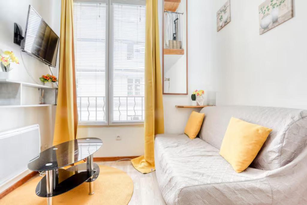 TV a/nebo společenská místnost v ubytování Sunny Suite-proche Paris & Disney
