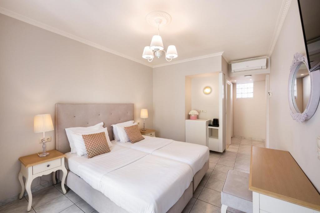 Postel nebo postele na pokoji v ubytování Eva Beach Hotel Lefkada ΙΙ