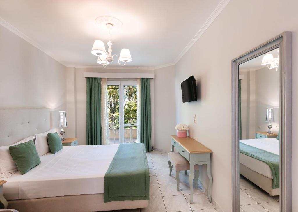Postel nebo postele na pokoji v ubytování Eva Beach Hotel Lefkada ΙΙ