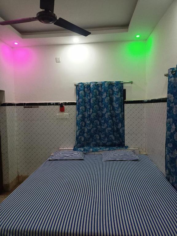 Postel nebo postele na pokoji v ubytování Digha Lodge
