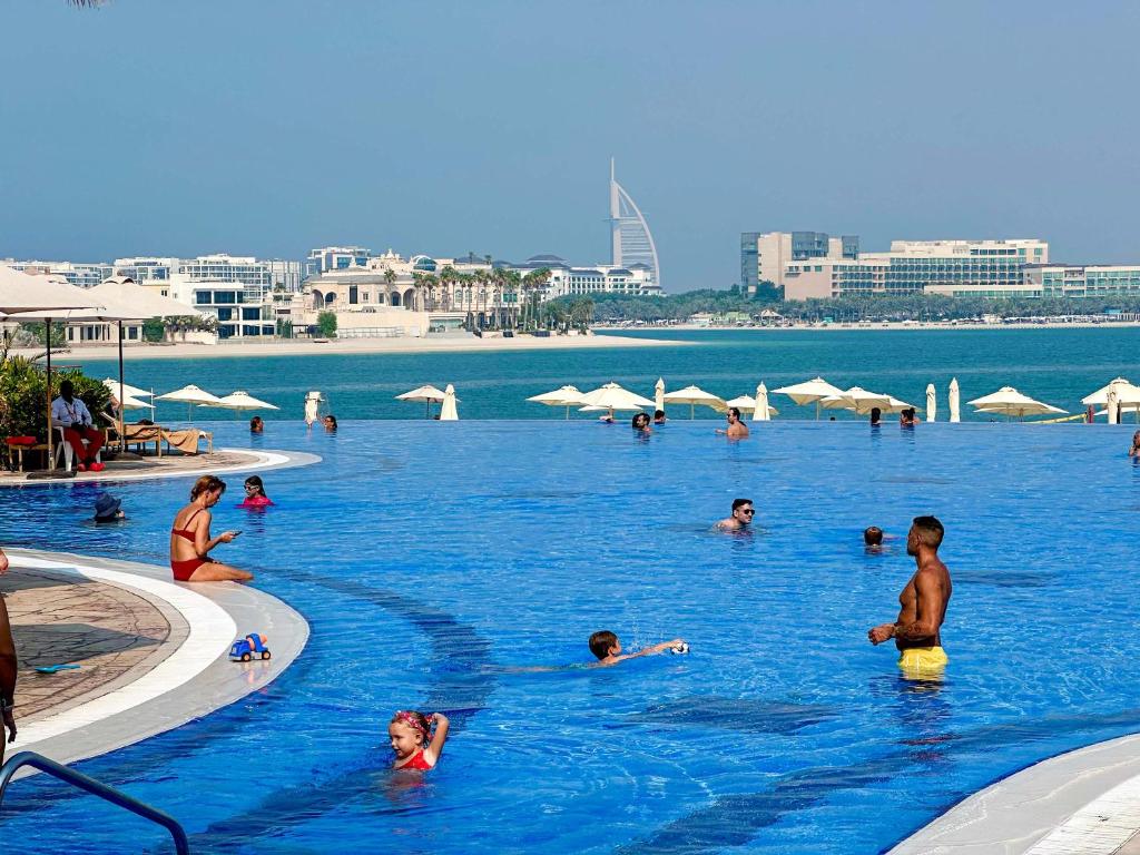 La alberca dentro o cerca de Luxury 1BR Suite with Direct Burj Al Arab View