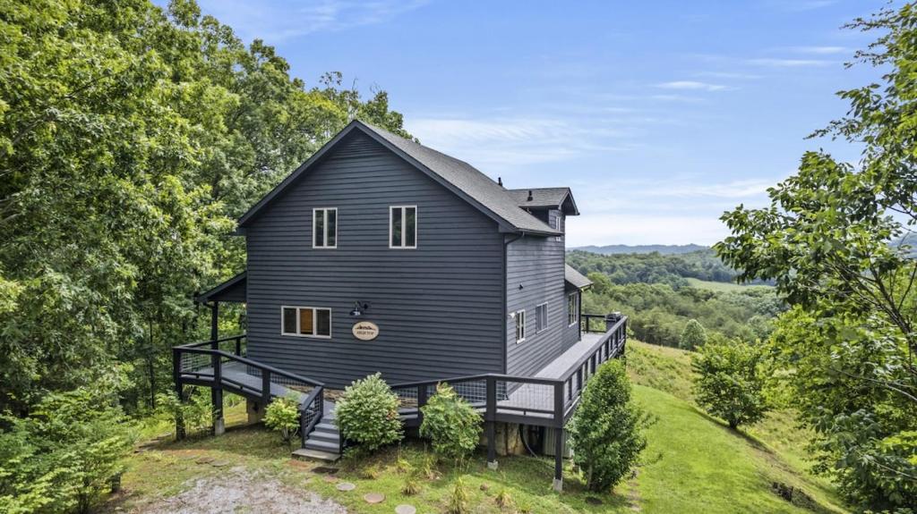 una casa nera su una collina con alberi di High Top Cabin in the Smokies a Sevierville