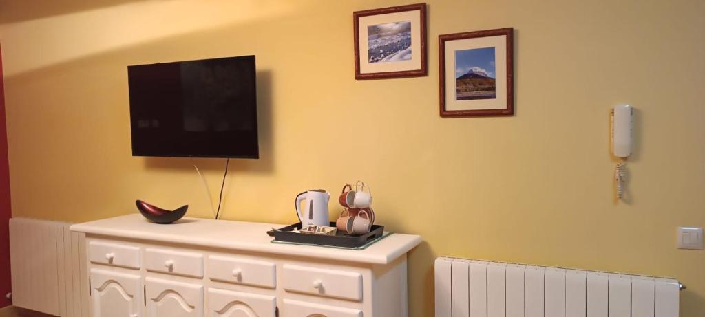 Una televisión o centro de entretenimiento en Apartamentos Casa Modesto