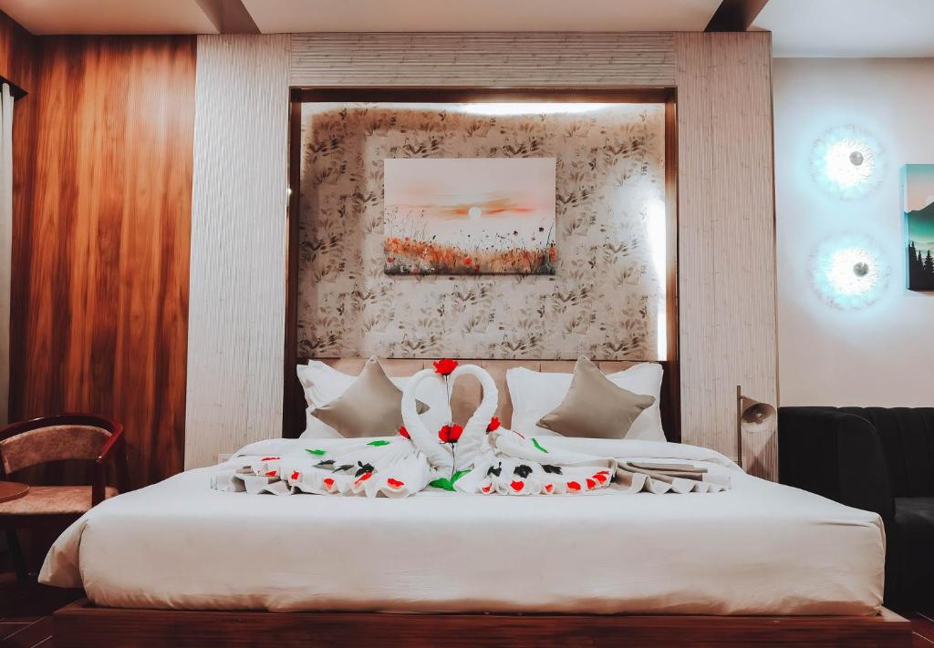 バドラプルにあるAirport Hotel Bhadrapurの枕が置かれたベッドのある寝室