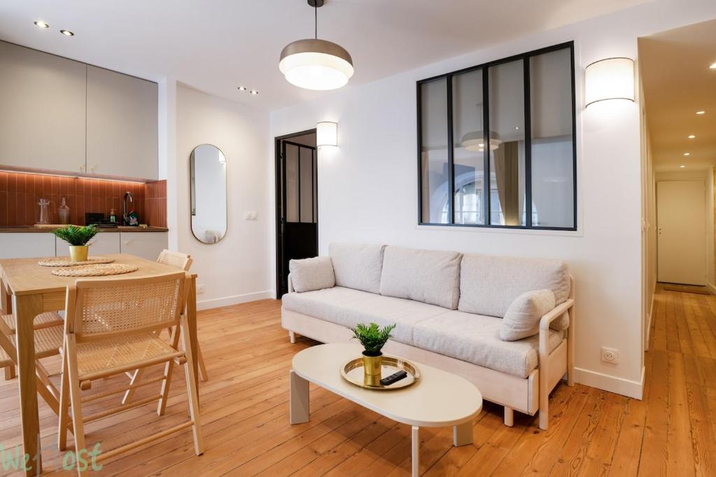 una sala de estar con un sofá y una mesa en Sublime 2-bedroom apartment - Historical center, en Burdeos