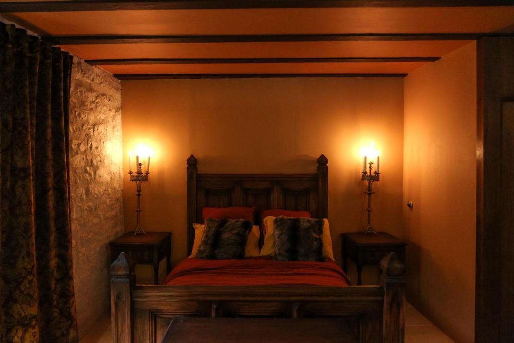 Postel nebo postele na pokoji v ubytování Chambre d'hôte médiévale