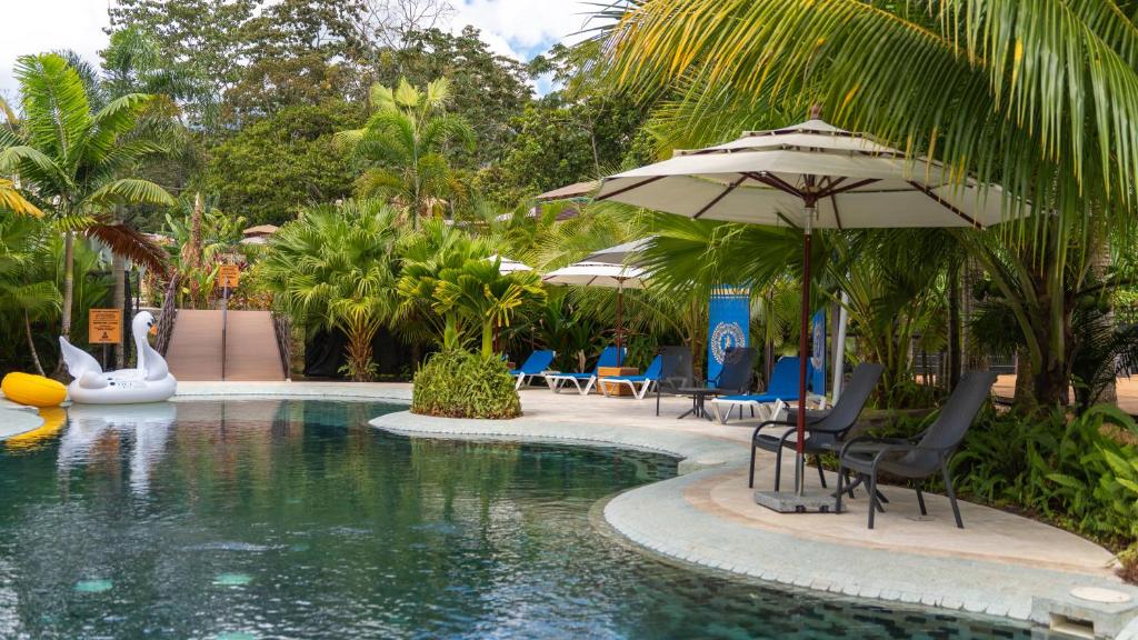Bazén v ubytování Arenal Volcano Glamping Resort nebo v jeho okolí