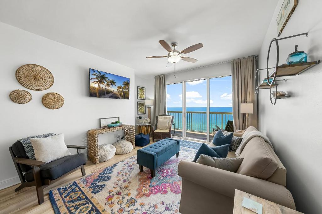 un soggiorno con vista sull'oceano di Celadon #1408 a Panama City Beach
