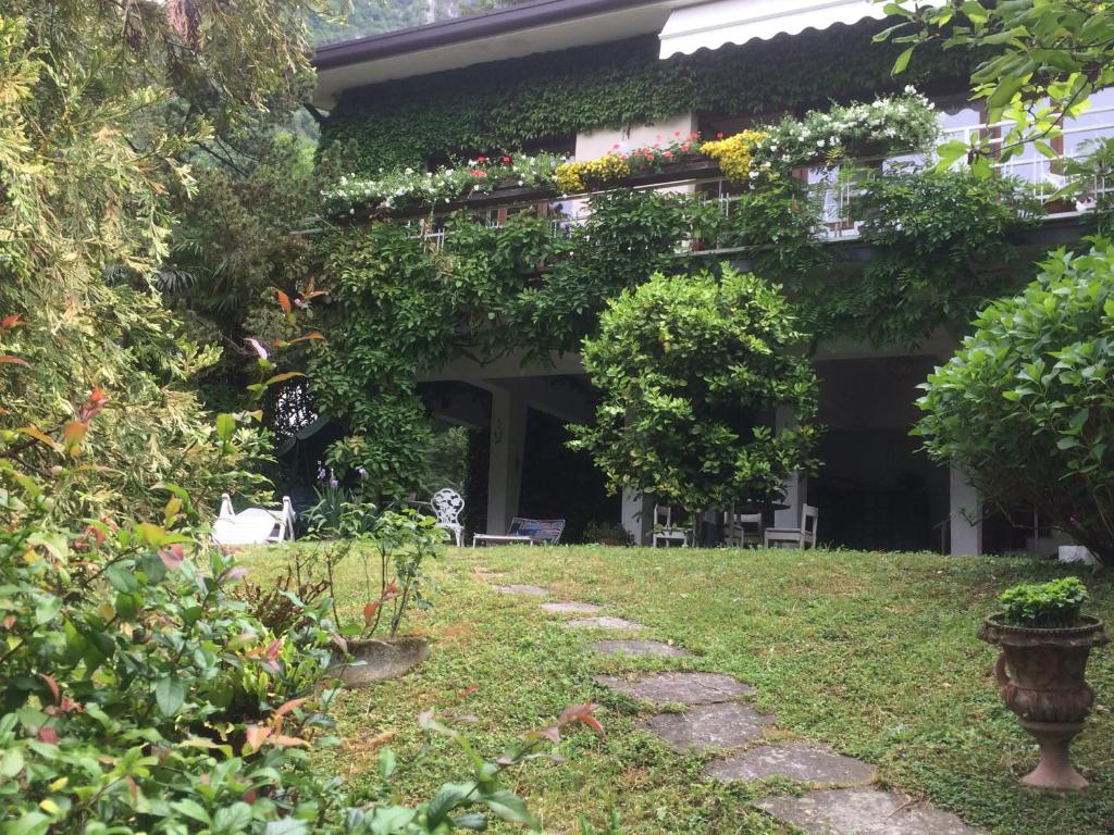 a house with flowers on the side of it at B&B Le Ortensie -Lago di Como in Lierna