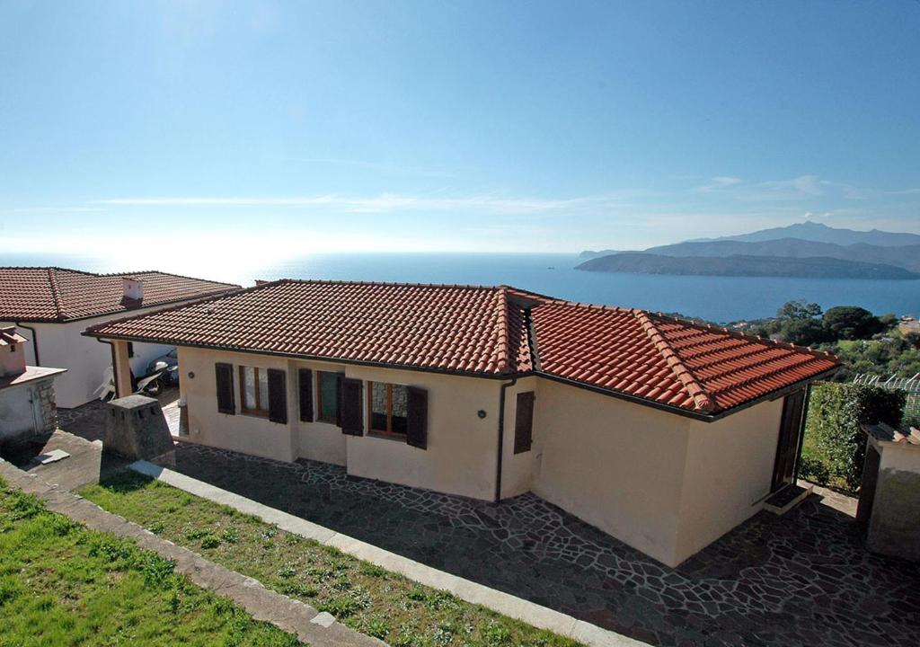 Casa pequeña con vistas al océano en Villa Dei Golfi, en Capoliveri