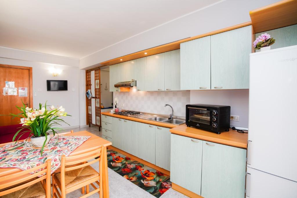Kuchyň nebo kuchyňský kout v ubytování Casa Vacanze Ottantapassi
