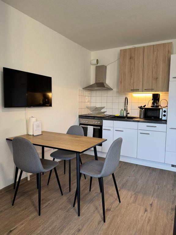 a kitchen with a wooden table and chairs in a room at Monteurhaus in Bad Rothenfelde in Bad Rothenfelde