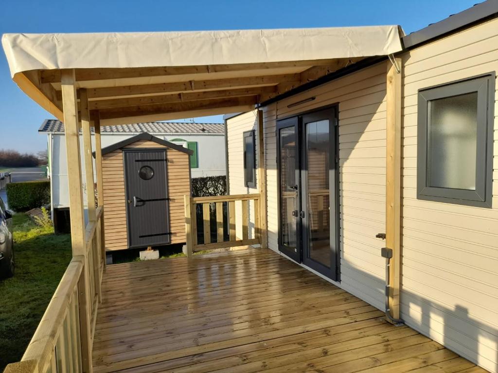 Un pont d'une petite maison dans l'établissement Mobilhome neuf pour 6 personnes Mer et Vacances, à Leffrinckoucke