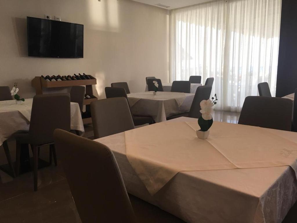 TV a/nebo společenská místnost v ubytování Hotel Maren Durres