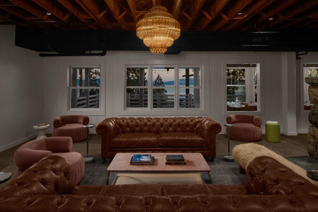 Posezení v ubytování evo Hotel Tahoe City