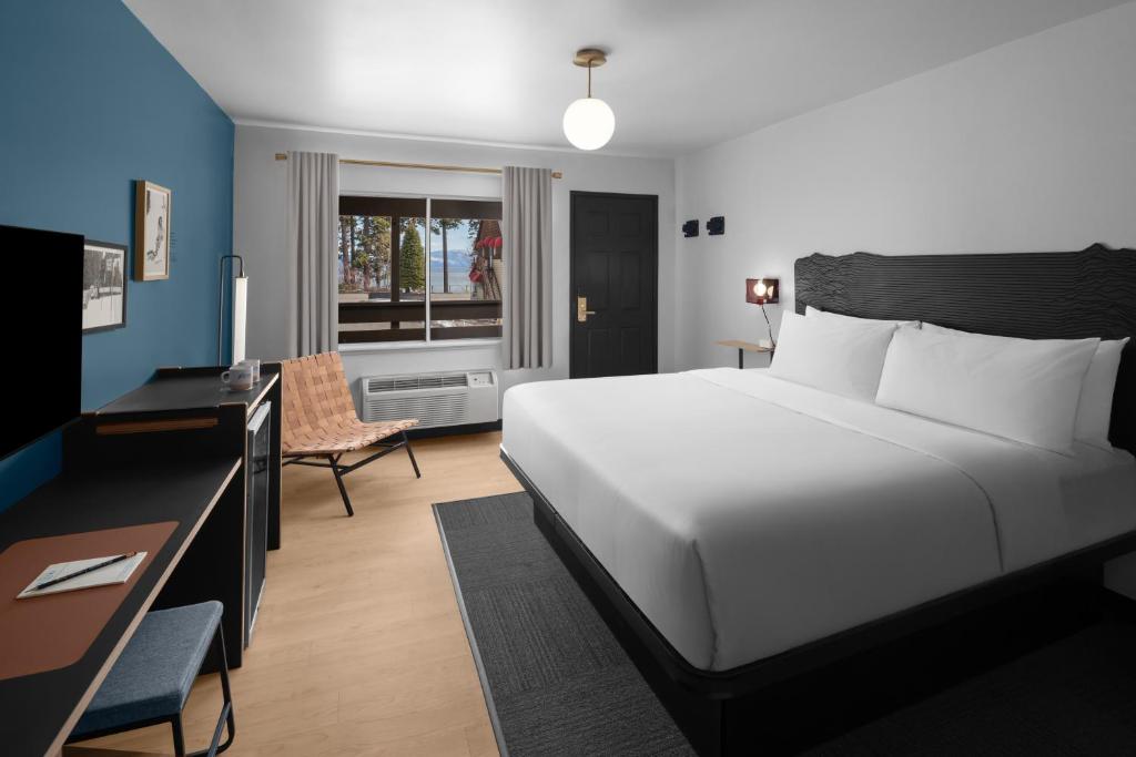 Postel nebo postele na pokoji v ubytování evo Hotel Tahoe City