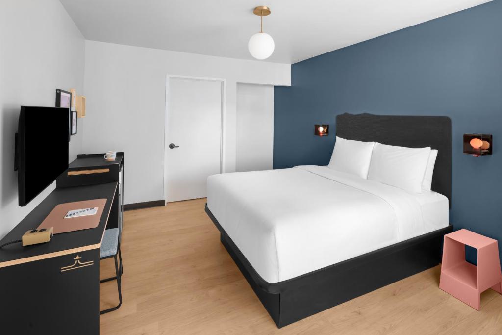 Postel nebo postele na pokoji v ubytování evo Hotel Tahoe City