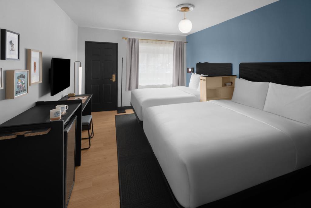 Postel nebo postele na pokoji v ubytování evo Hotel Tahoe City