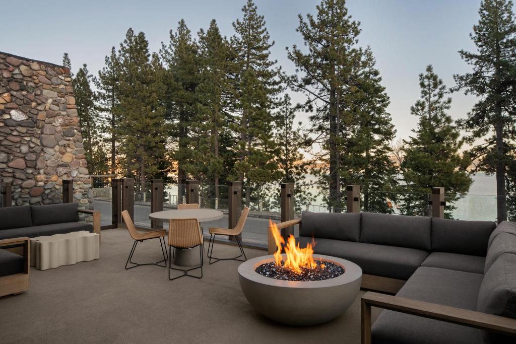 Posezení v ubytování evo Hotel Tahoe City