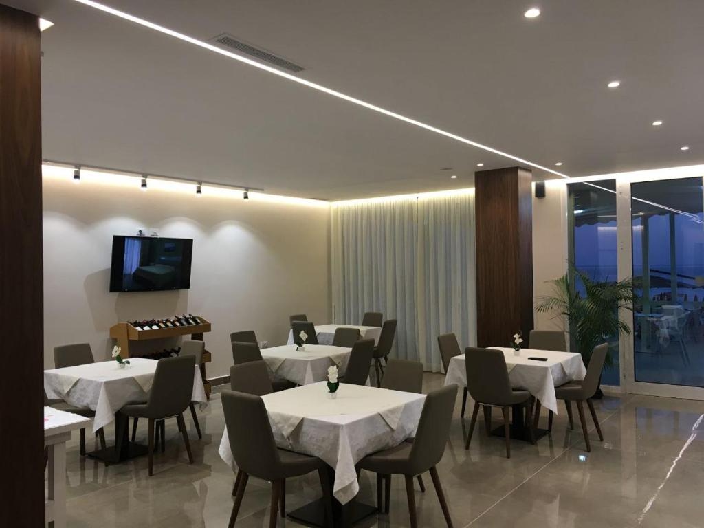 TV a/nebo společenská místnost v ubytování Hotel Maren Durres