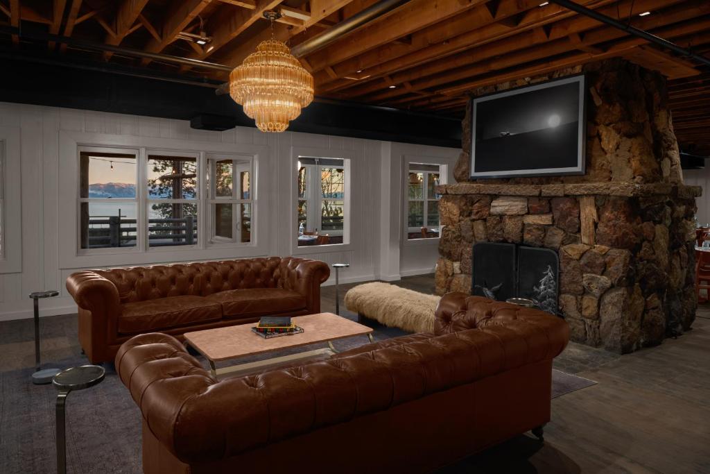 TV a/nebo společenská místnost v ubytování evo Hotel Tahoe City