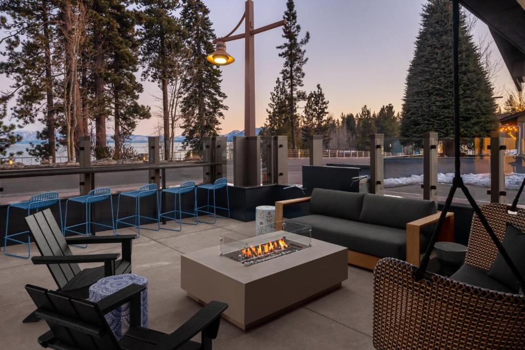 Posezení v ubytování evo Hotel Tahoe City
