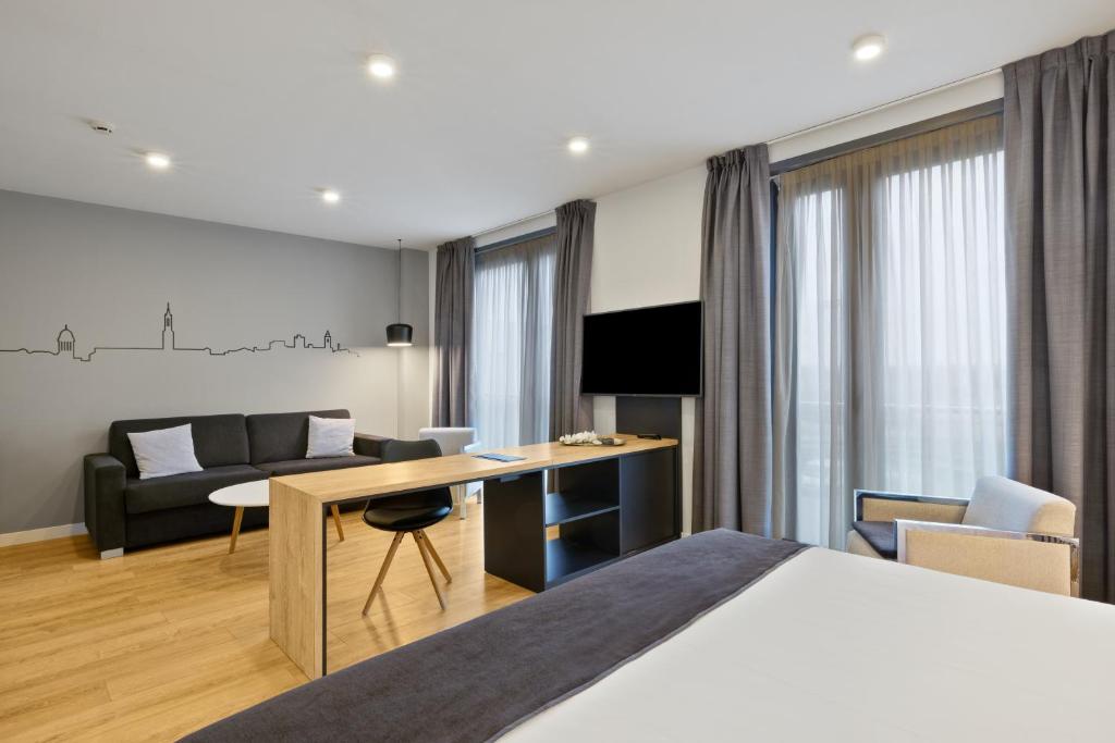 TV a/nebo společenská místnost v ubytování B&B HOTEL Tarragona Valls