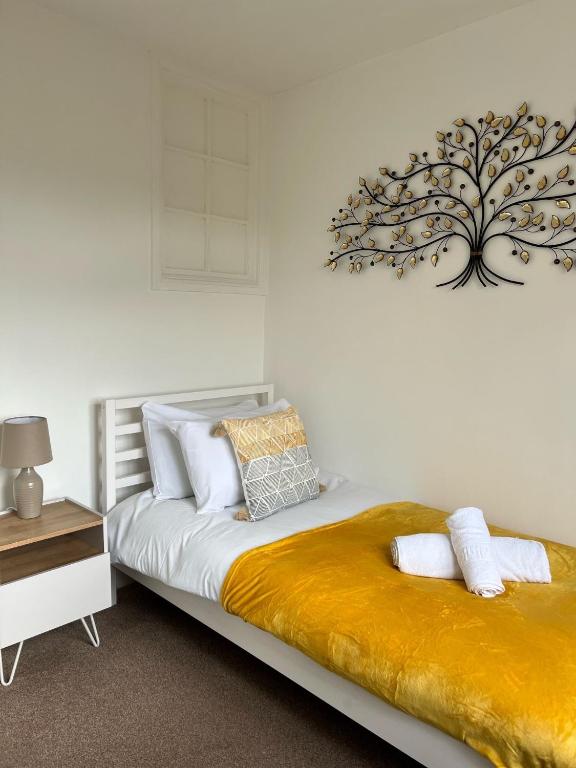 Ένα ή περισσότερα κρεβάτια σε δωμάτιο στο Hospital Convenience - 3 bed house, driveway parking, high speed wifi