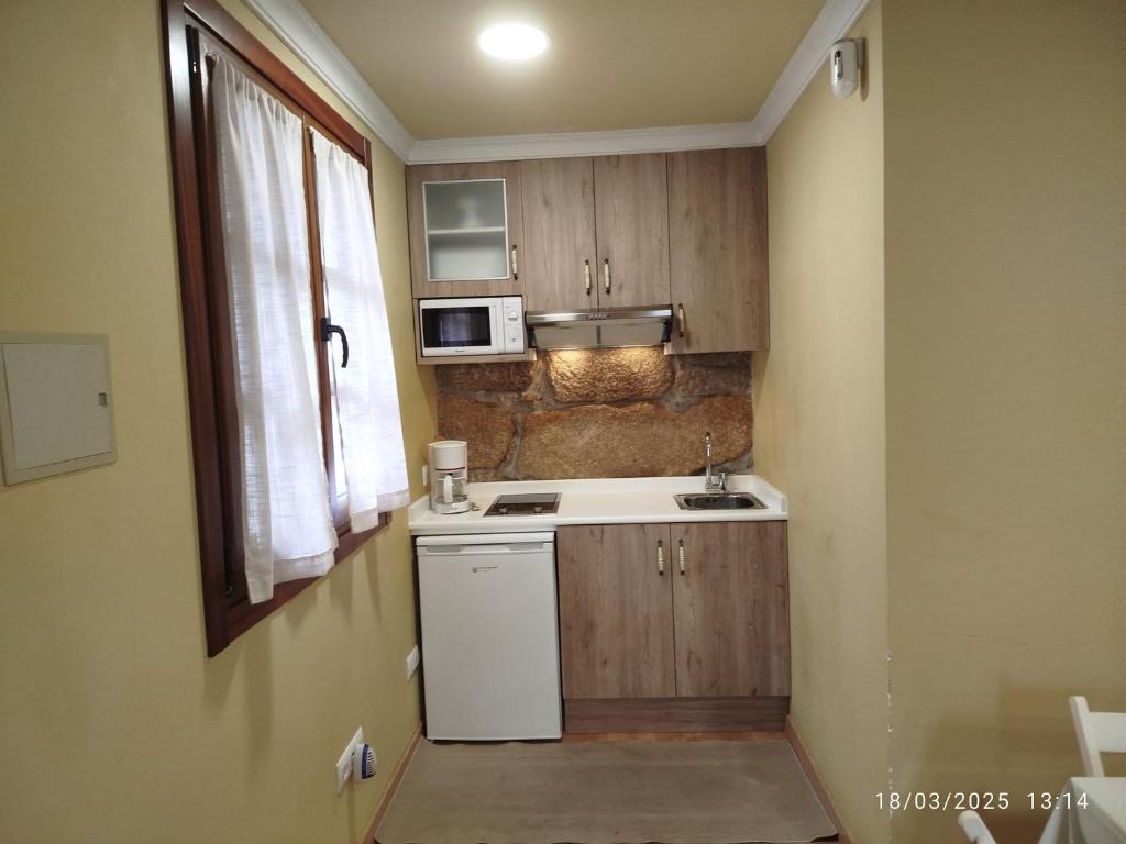 Kuchyňa alebo kuchynka v ubytovaní O Apartamento do Xanza, ideal para parejas ADAPTADO MOVILIDAD REDUCIDA