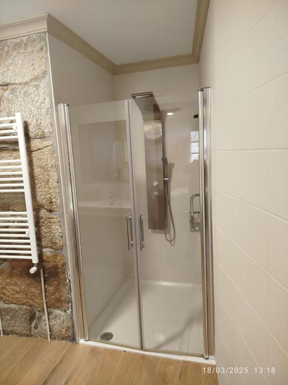 Kúpeľňa v ubytovaní O Apartamento do Xanza, ideal para parejas ADAPTADO MOVILIDAD REDUCIDA