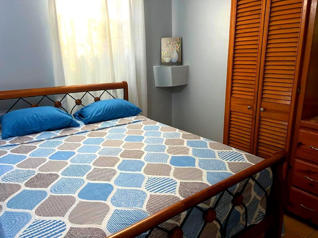 The Lime Suite Apt #2客房内的一张或多张床位