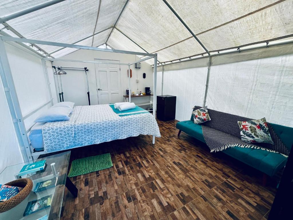 Postel nebo postele na pokoji v ubytování Rio celeste los teñideros Garza del Sol Glamping Buganvilia