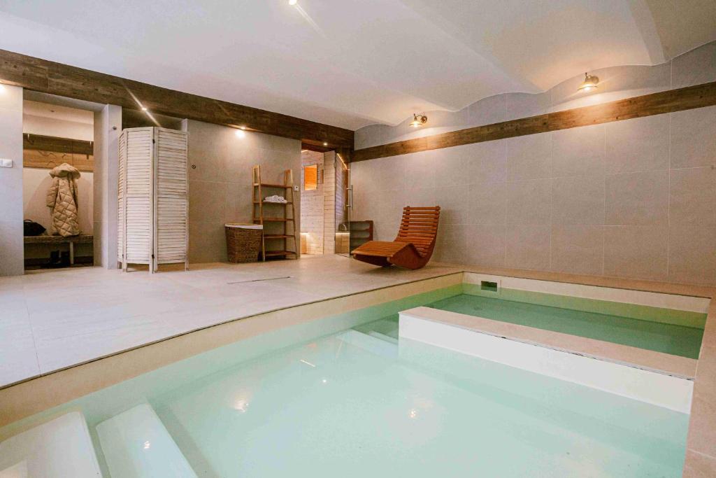 Bazén v ubytování Resort Mlýn Karolínka nebo v jeho okolí