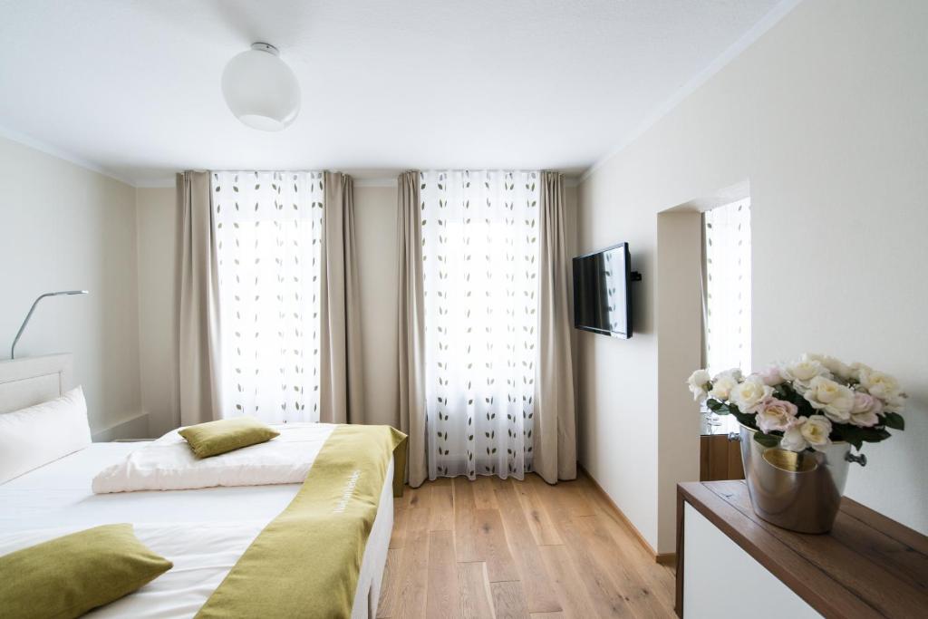 Postel nebo postele na pokoji v ubytování Hotel am Herkules