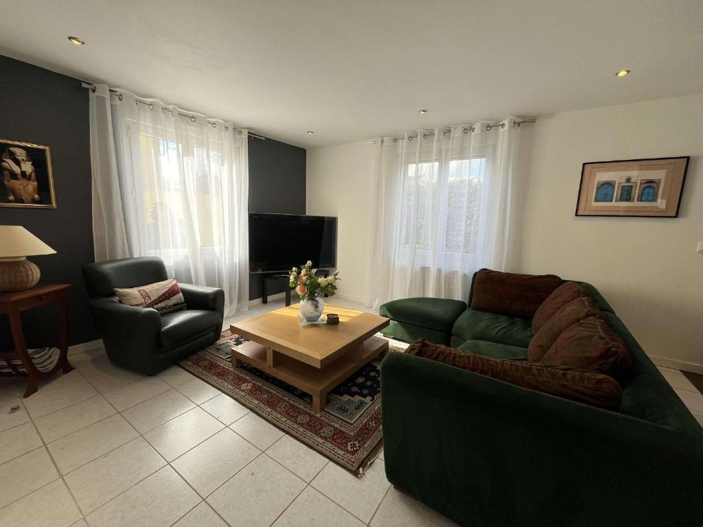 un salon avec un canapé et une table basse dans l'établissement Le Beau Séjour Appartement - Elégant et Spacieux- Proche Aéroport, à Beauvais