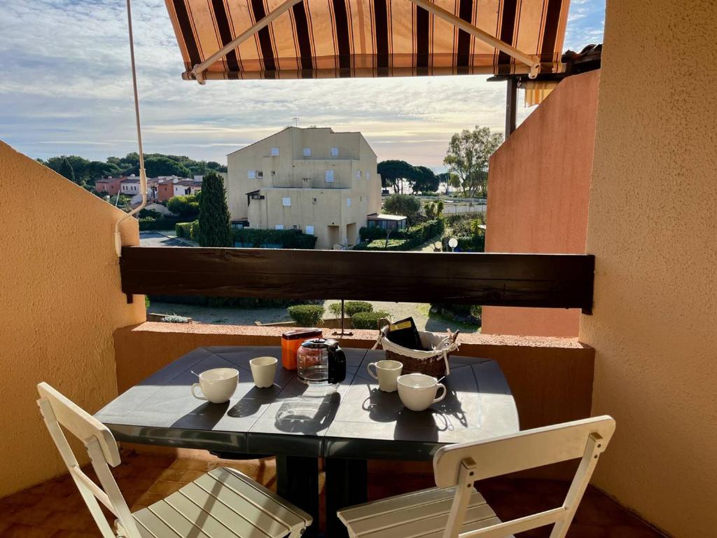 une table et des chaises sur un balcon avec vue dans l'établissement Appartement moderne 2 pièces avec balcon et parking à La Londe-les-Maures - FR-1-826-2, à La Londe-les-Maures