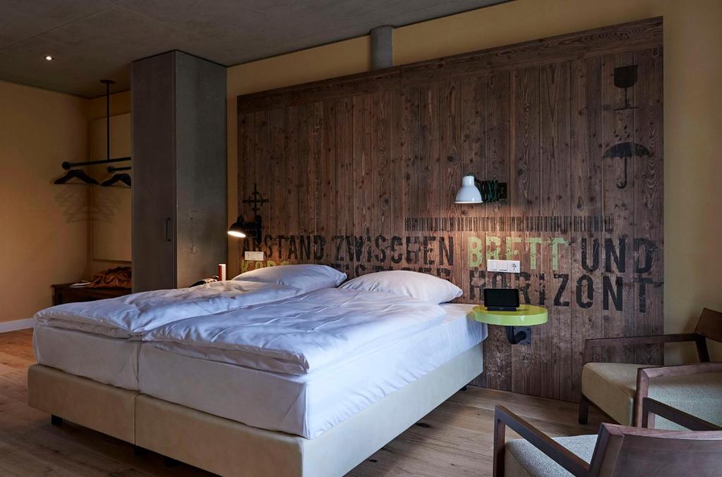 Postel nebo postele na pokoji v ubytování Hotel FREIgeist Einbeck BW Signature Collection